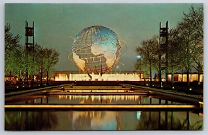 A590 Vintage Postkarte 1964 New York Weltausstellung Unisphers Nachtszene unbespielt - Bild 1 von 2