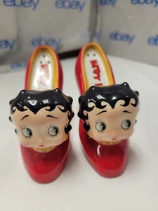 Juego de sal y pimienta Betty Boop cabeza en tacón alto zapato rojo 1999 en caja - Imagen 1 de 5