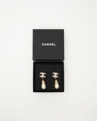 Pendientes colgantes de perlas y pedrería Chanel CC (totalmente nuevos) Foto 1 de 4