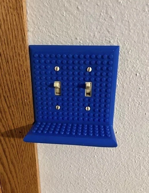 Placa de interruptor de luz Lego com mini prateleira. Interruptor de duas gangues. Feito nos EUA! - Imagem 1 de 3