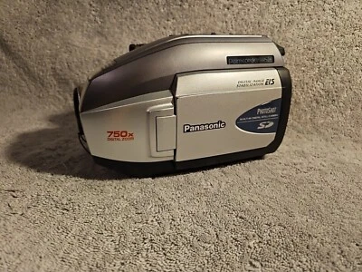 Panasonic Palmcorder Vhs C Model Pv-l452d With Battery Charger And Bag - Image 1 of 4