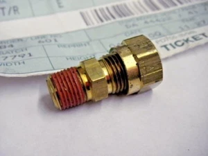 Montaje de latón Parker VS68NTA42 1/8" MNPT x 1/4" tubo MACK 6635-VS68NTA42 - Imagen 1 de 3
