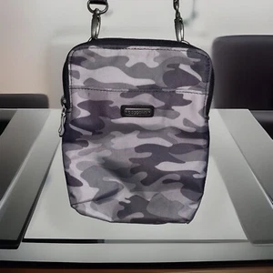 Baggallini Umhängetasche oder Schultertasche dunkel & hellgrau Camouflage Style Neu ohne Etikett - Bild 1 von 13
