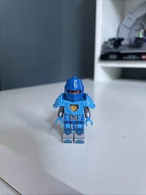 LEGO Nexo Knight Soldier Minifigure From The Glob Lobber Set 70318, 2016 - Image 1 of 4