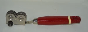 Afilador de cuchillos vintage Ekco mango de madera roja - Imagen 1 de 5