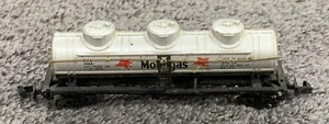 BACHMANN #5426 N SCALE REPUBLIC 3 DOME 42' CHEMICAL TANK CAR MOBILGAS - Picture 1 of 11