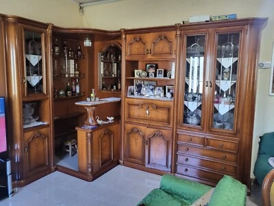 mobile angolo bar con specchio e ampio mobile in legno con vetri e mensole. - Immagine 1 di 4