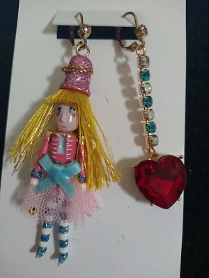 Pendientes Colgantes Betsey Johnson Tono Dorado Desajustados Cascanueces Niña Corazón Rojo Foto 1 de 3