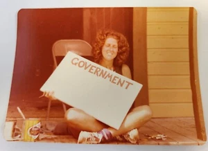 Insegna Vintage Lady Girl Foto a Colori Tenendo Governo Dipinta a Mano - Foto 1 di 7