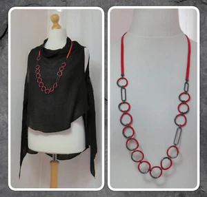 NEU MIT ETIKETT, AUSGEFALLEN, KUNSTVOLL, LAGENLOOK, STATEMENT, ROTES LEDER & GUNMETAL LINK, HALSKETTE - Bild 1 von 13