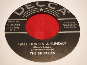 The Shirelles 7" 45 RPM Decca 9-30588 I Met Him On a Sunday Want You Boyfriend - Imagen 1 de 5
