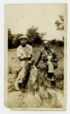Foto de hombres negros resistentes de 1930 afroamericanos para fumar, beber al aire libre Foto 1 de 2