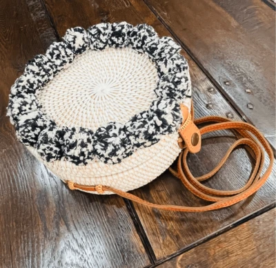 "Bolso cantina pompón blanco y negro Cleobella Bali Marketplace 8""" Foto 1 de 4