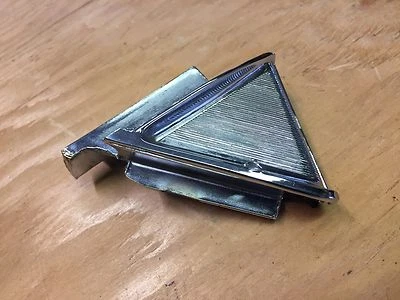 1966 66 克莱斯勒纽约 C 车身拖把窗 SASH 角饰二手 2491485 — 第 1/2 张图片