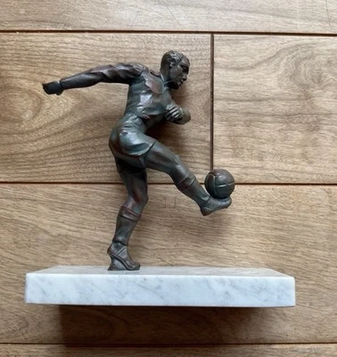 ART DECO SKULPTUR FUßBALLSPIELER SPORTLER METALL FIGUR auf Marmor massiv schwer - Bild 1 von 4