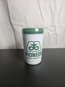 Tazza da viaggio Pioneer isolata con semi - Foto 1 di 7