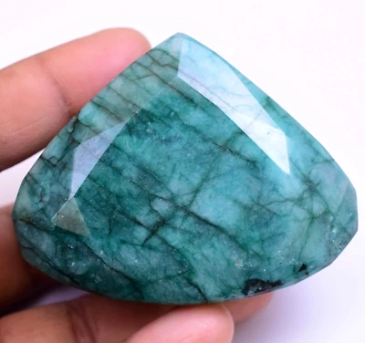 1010.0 Ct Natural Huge Green Emerald Earth-Mined Certified Museum Use Gemstone - Image 1 of 4