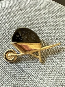 Vintage Mini Wheelbarrow Brooch Pin With Coal Gold Tone Art To Wear Whimsy - Picture 1 of 4