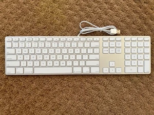 Genuine Apple A1243 Wired Mac Standard USB Keyboard with Numeric Keypad White - Picture 1 of 6