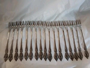 Oneida Distinction Deluxe HH Raphael 6" Cocktail Forks Lot Of 17 Stainless - Picture 1 of 9