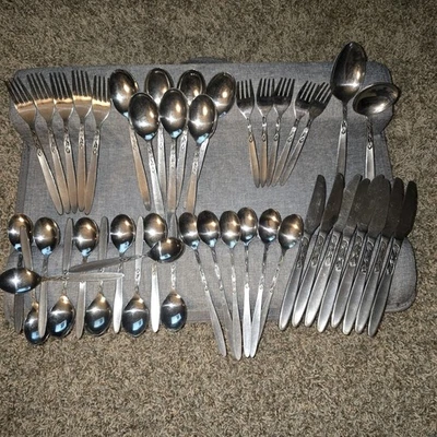Lote de 45 cubiertos mixtos y juego de cuchara para servir Amefa Tulip Time acero inoxidable Holanda Foto 1 de 4