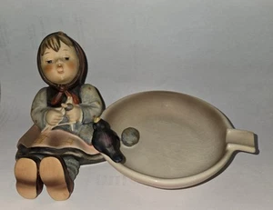 Vtg Goebel M.J. Hummel 62 / 44 HAPPY PASTIME GIRL Knitting ASHTRAY Blackbird - Picture 1 of 10