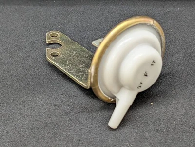 NORS 1966 PONTIAC LEMANS GTO TRI POWER 389" 421" 4 BBL CARBURETOR CHOKE PULL OFF - Image 1 of 4