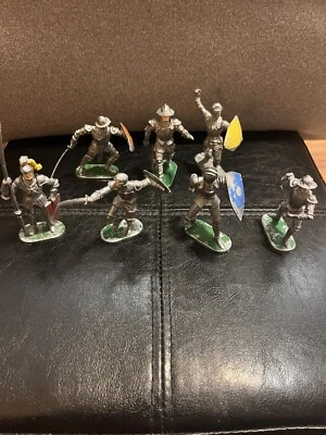 Figura de plástico vintage de caballeros normandos con lanza y espadas Foto 1 de 4