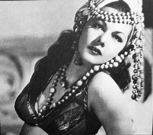 COBRA MUJER Sexy Recorte 1944 escote Maria Montez campamento clásico B&W foto - Imagen 1 de 1