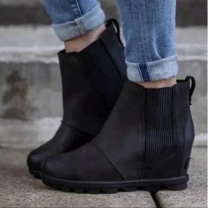 Sorel Joan Rhapsody schwarzer Damen-Schneestiefel aus Leder zum Überziehen mit Keilabsatz 10 - Bild 1 von 9