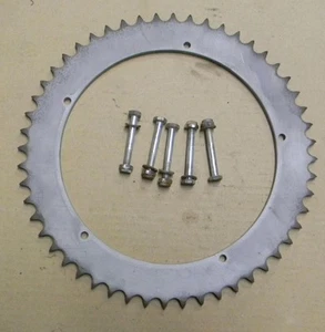 PIÑÓN TRASERO BSA TRIUMPH 250 500 UNIDAD ÚNICO 52 DIENTES CON PERNOS DE MONTAJE - Imagen 1 de 1