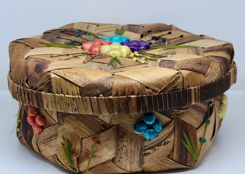 Vtg Handmade Woven Straw Raffia Basket Embroidered 3D Flowers 11" Round w/ Lid Cover