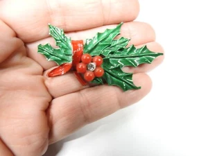 Broche de bayas de acebo de Navidad de metal con estrás transparente esmalte rojo verde vintage - Imagen 1 de 4