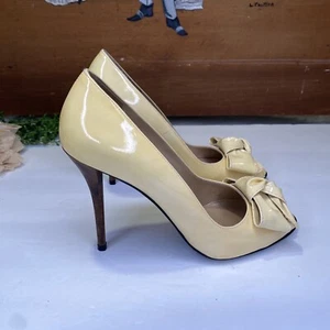 Stuart Weitzman Yellow Patent Leather Peep Toe Bow Heels Wood Sole Size 8.5N - Picture 1 of 11