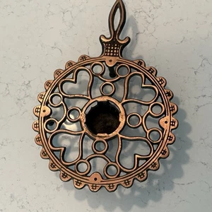 Calentador trivet de hierro forjado chapado en cobre de colección para té corazón ligero patas pesado - Imagen 1 de 9