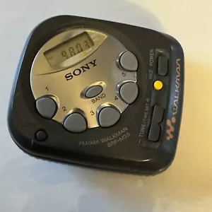 RADIO AM FM DE BOLSILLO PORTÁTIL SONY WALKMAN SRF-M35 DE COLECCIÓN * con CLIP DE CINTURÓN probado - Imagen 1 de 6