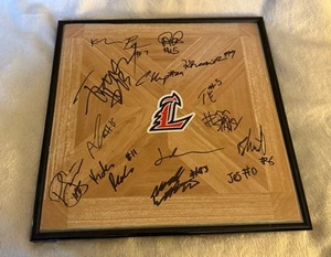 2024-25 LOUISVILLE CARDINALS TEAM SIGNED & FRAMED LOGO FLOOR TILE COA HEPBURN - Picture 1 of 1