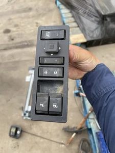 MACK VOLVO MASTER DOOR SWITCH 23929132 - Picture 1 of 2