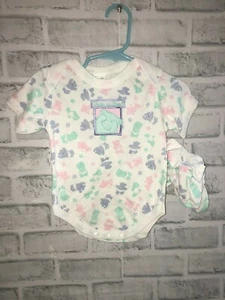 NUEVO CON ETIQUETAS GERBER BEBÉ NIÑA 12 MESES UNA PIEZA CON CALCETINES PEEK A BOO BEAR MANGA CORTA - Imagen 1 de 3