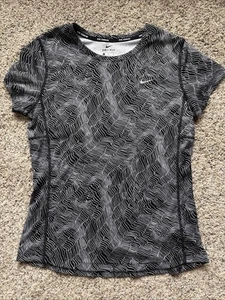 NEU Nike Damen Dri-Fit Miler Grafik Laufoberteil Medium schwarz/weiß weiches Shirt - Bild 1 von 5
