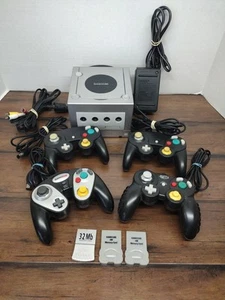 Lotto bundle console Nintendo GameCube, 4 controller, 3 schede di memoria - Foto 1 di 12