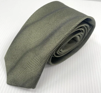 Vestido masculino Prada gola redonda verde oliva listra ondulada texturizado luxo empresarial - Imagem 1 de 4