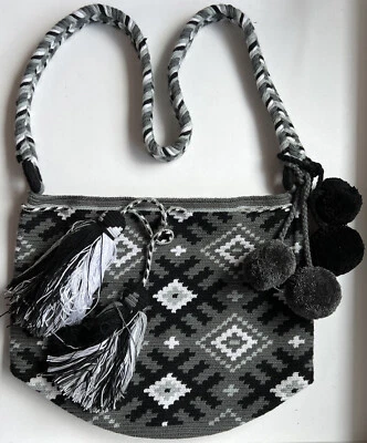 Auténtico Bolso Colombiano 100% Wayuu Mochila Negro, Blanco y Gris Foto 1 de 3