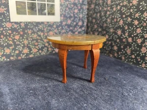 Puppenhaus Maßstab 1:12 Geodenplatte Tisch mit Holzbeinen  - Bild 1 von 6
