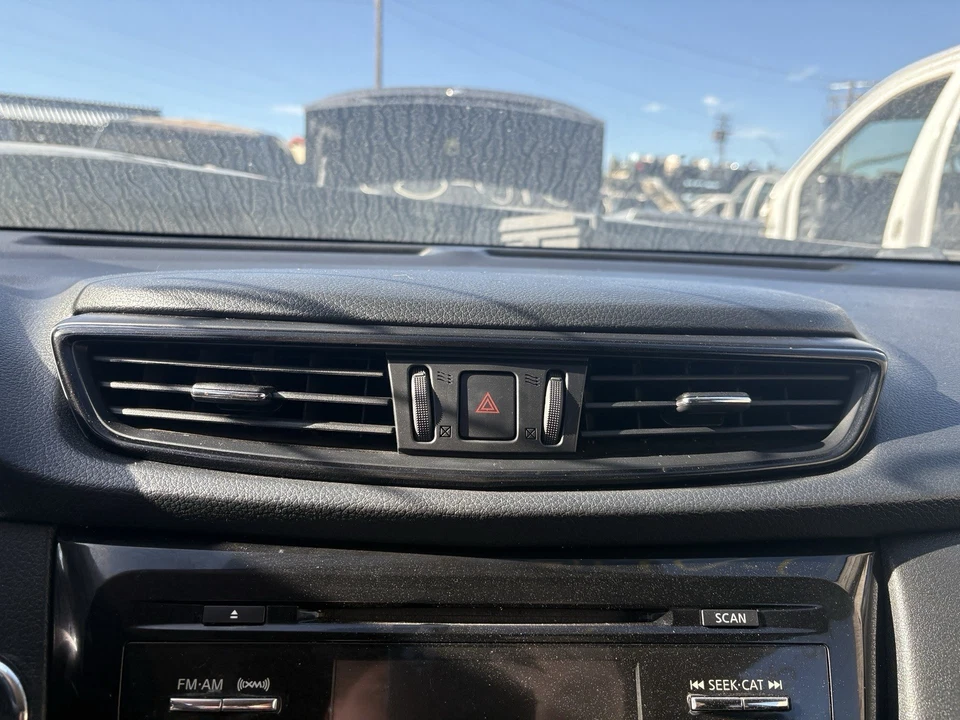 Nissan Rogue Ac 2017-2020 ventilación de aire con botón de peligro Foto 1 de 1