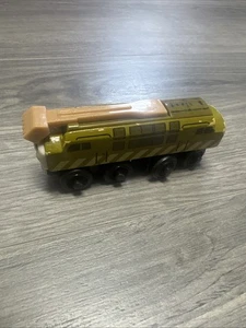 Thomas & Friends Ferrocarril de Madera Diesel 10 Tren/Garra Deslizante 3050WJ00 USADO EN EXCELENTE ESTADO - Imagen 1 de 5