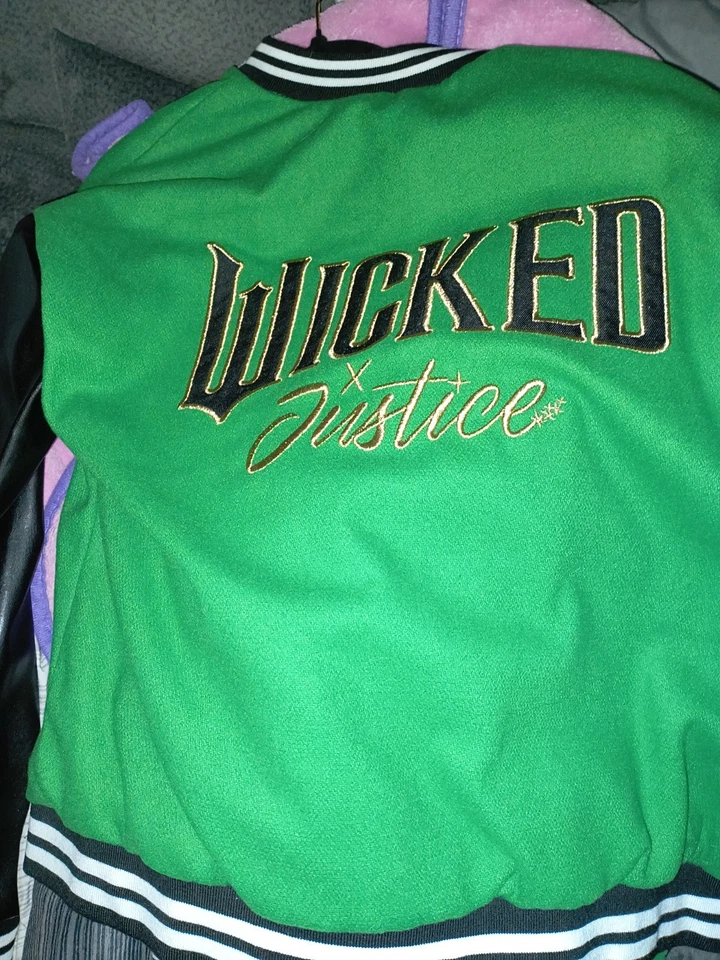 Chaqueta Universitaria Wicked Justice Niños, Bordada, Frente a Presión, Mangas Negras Foto 1 de 1