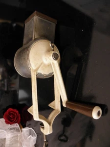 Antike  Nussmühle Nussreibe Trommelreibe  Handkurbel Gußeisen  Germany - Bild 1 von 5