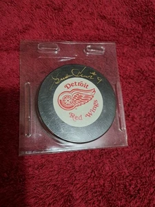 GORDIE HOWE signed NHL official puck Red Wings  - Picture 1 of 3