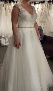 wedding dress new only tried on. Was 1000 pound. Size 12_14 ivory colour - Picture 1 of 5